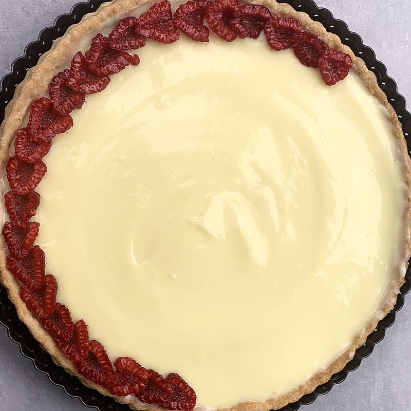 Ajouter les framboises à la tarte